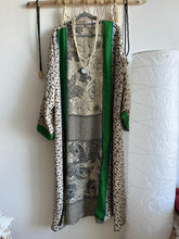 Cargar imagen en el visor de la galería, Kimono Mumbai
