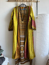 Cargar imagen en el visor de la galería, Kimono Mumbai
